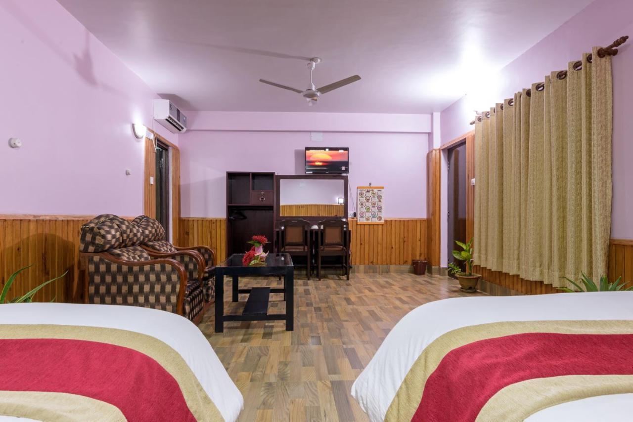 Hotel Monalisa Chitwan Саураха Екстер'єр фото